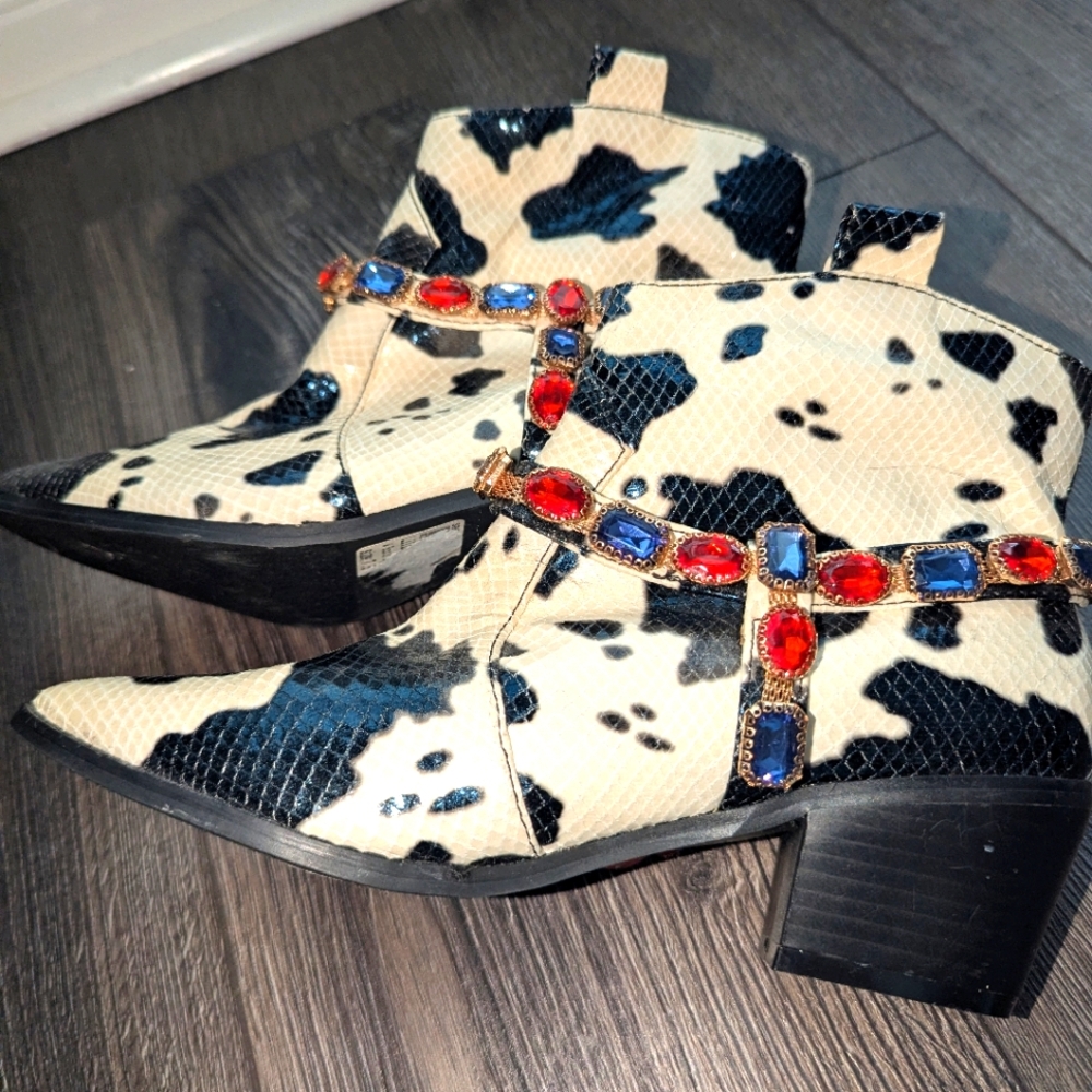 Stylish Black and Cream Ankle Boots Size 7. 1/2
